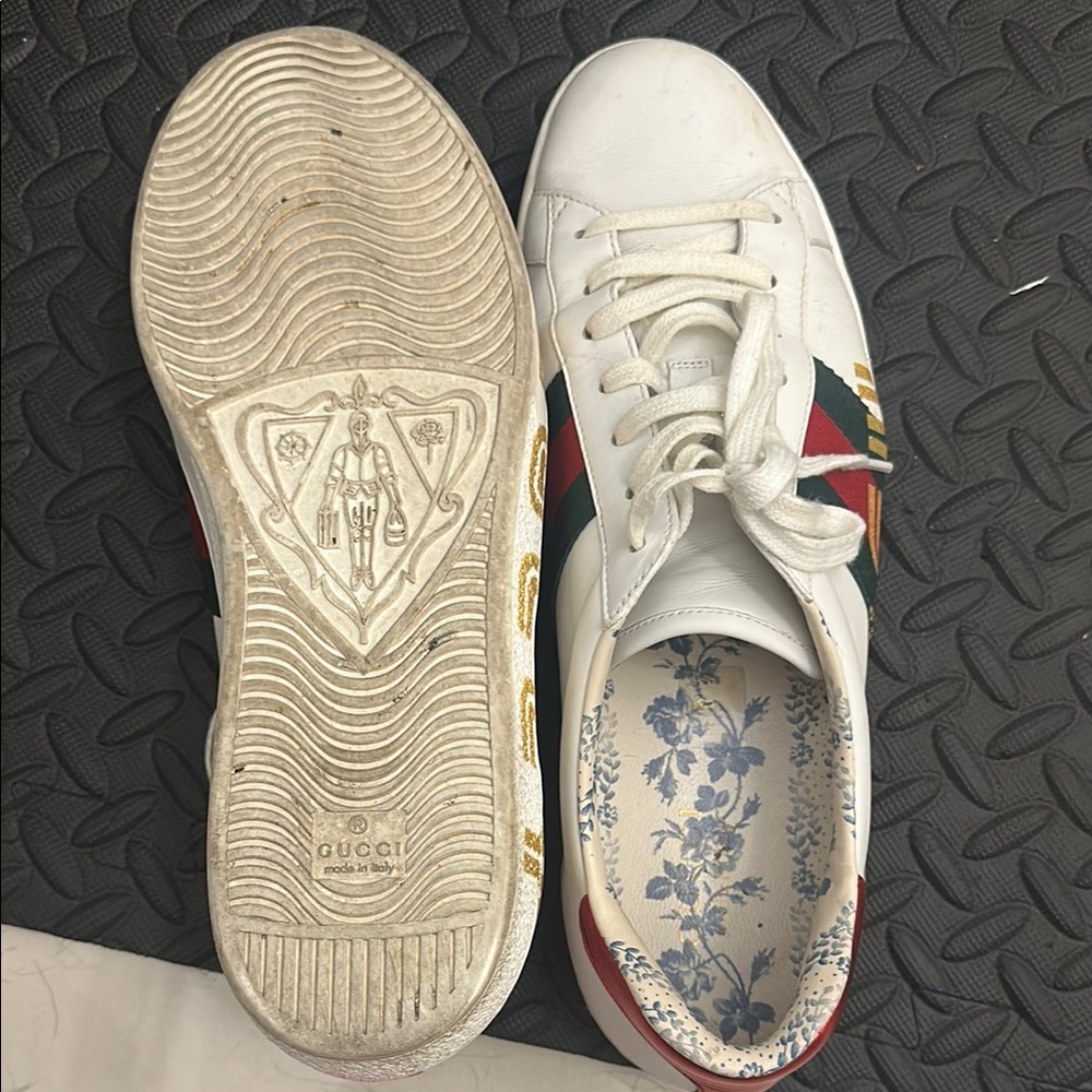Gucci White and Red Sneakers with Signature Design - Picture 5 of 5